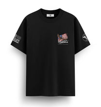 Cargar imagen en el visor de la galería, Cardini Defense “Gulf Coast Bigfoot” Graphic Tee – Men’s Patriotic Beach Postcard Shirt, 60/40 Cotton-Poly Blend