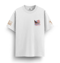 Cargar imagen en el visor de la galería, Cardini Defense “Gulf Coast Bigfoot” Graphic Tee – Men’s Patriotic Beach Postcard Shirt, 60/40 Cotton-Poly Blend
