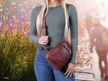 Cargar imagen en el visor de la galería, MOCHILA DE PIEL CON CEAL CARRY UNISEX "TAYLOR"