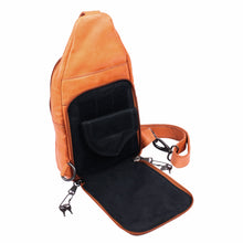 Cargar imagen en el visor de la galería, MOCHILA DE PIEL CON CEAL CARRY UNISEX "TAYLOR"