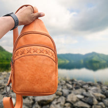 Cargar imagen en el visor de la galería, MOCHILA DE PIEL CON CEAL CARRY UNISEX "TAYLOR"