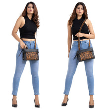 Cargar imagen en el visor de la galería, CARRY OCULTO "PAIGE" BANDOLERA OCULTA DE PIEL CON PELO